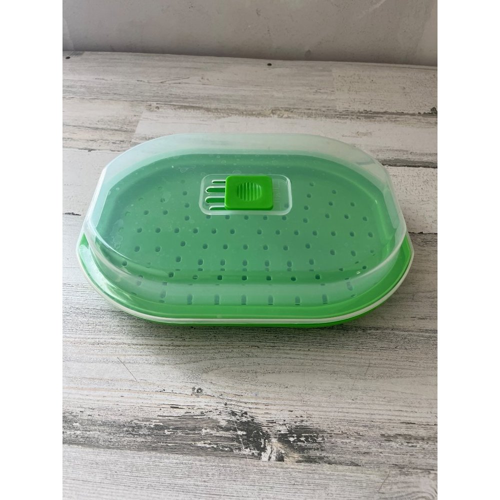 3-piece plastic green vegetable steamer with center lid  NWOT